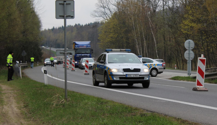 Složky zasahovaly u hořícího autobusu plného vězňů